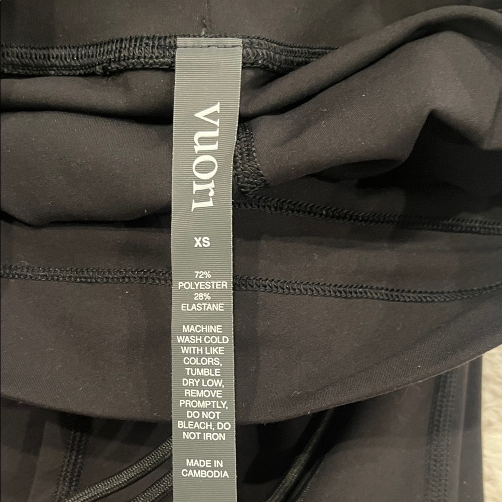 Vuori Flare Black Leggings With Stylish Slit - Picture 3 of 6
